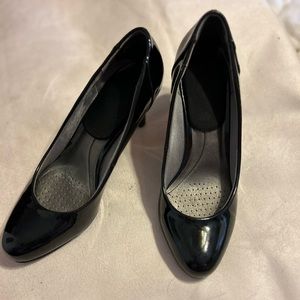 Black patent leather pumps